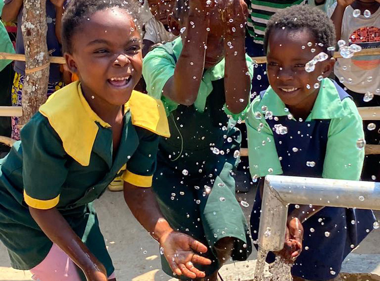 kids splashing water